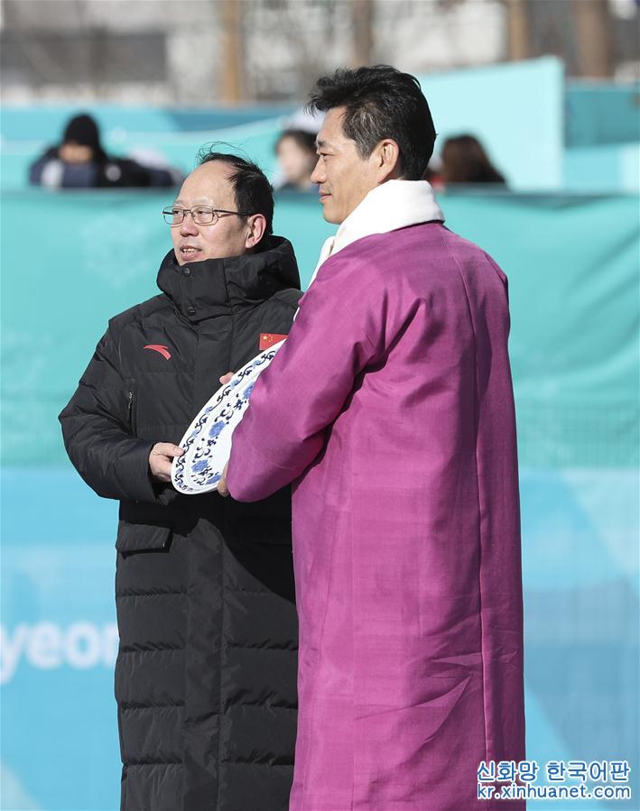 （冬奥会）（9）中国体育代表团举行升旗仪式