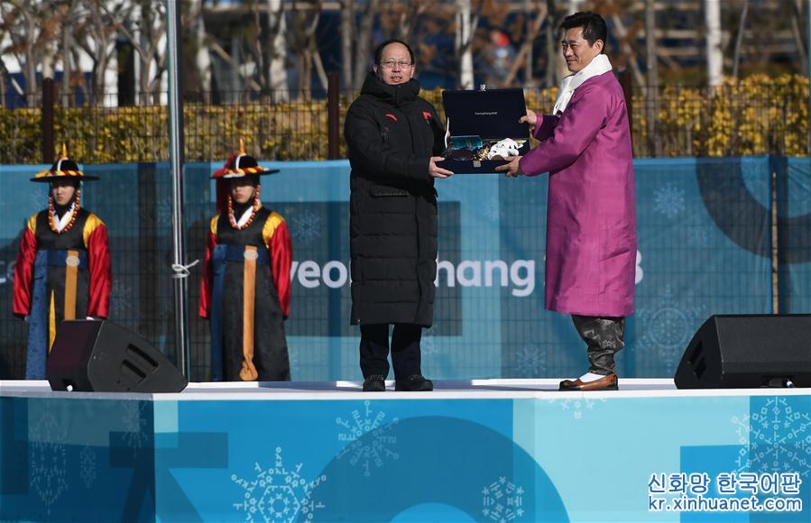 （冬奥会）（11）中国体育代表团举行升旗仪式