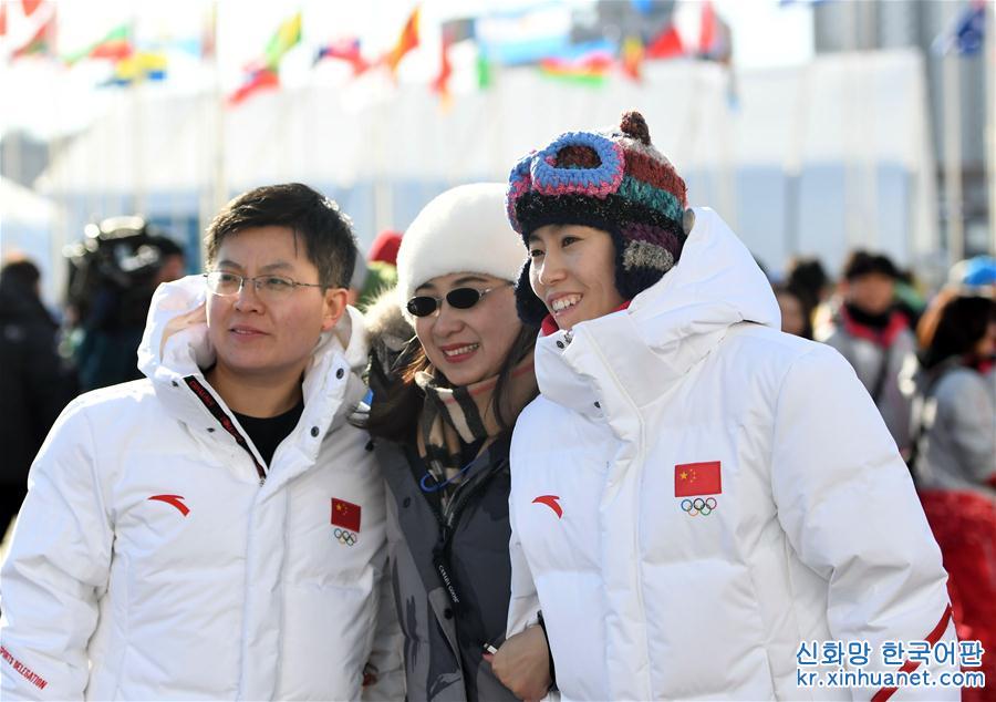 （冬奥会）（15）中国体育代表团举行升旗仪式