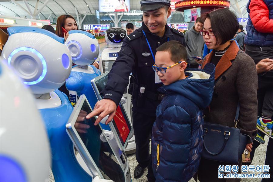 （社会）（4）机器人警察编队亮相深圳北站
