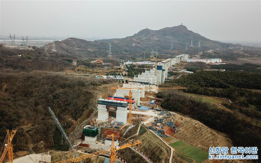 （新春走基层）（1）江苏：五峰山长江大桥进入上部结构施工阶段