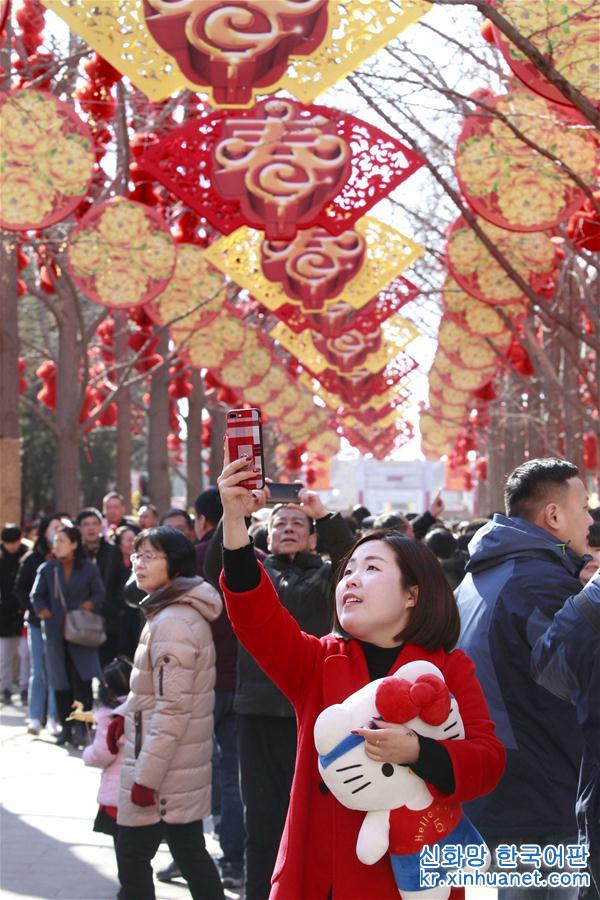 #（社会）（2）北京：大年初一逛庙会