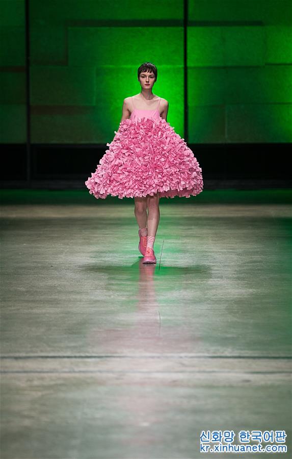 （新华视界）（10）中国设计师品牌ANNAKIKI米兰时装周发布新品