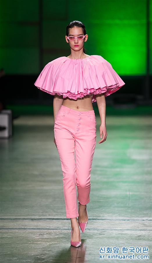 （新华视界）（5）中国设计师品牌ANNAKIKI米兰时装周发布新品