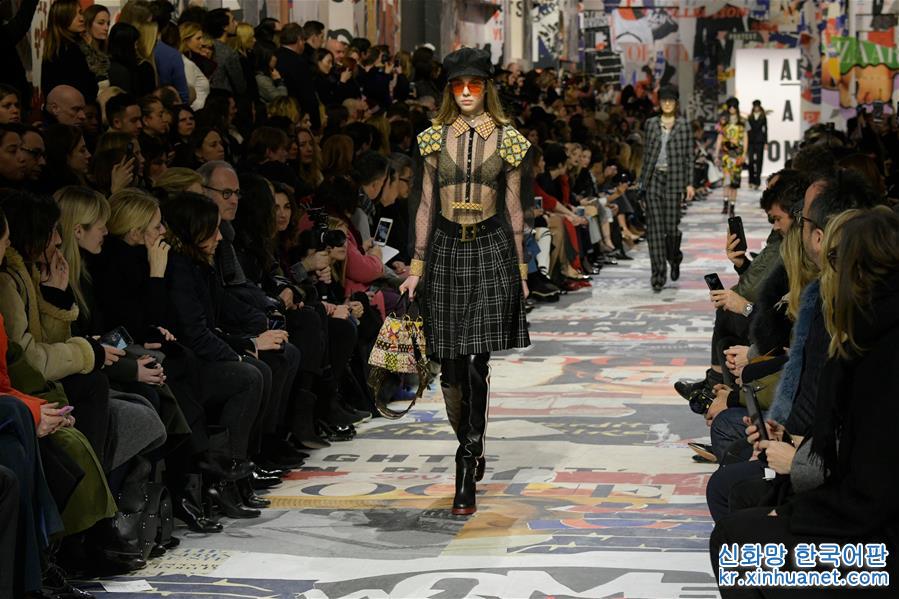 （国际）（1）巴黎时装周：迪奥发布秋冬女装成衣新品