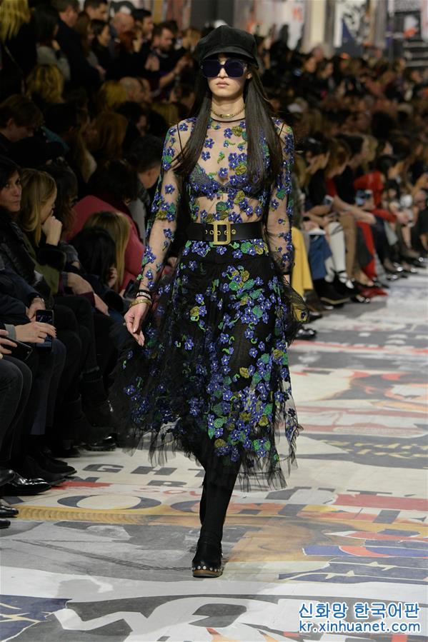 （国际）（3）巴黎时装周：迪奥发布秋冬女装成衣新品