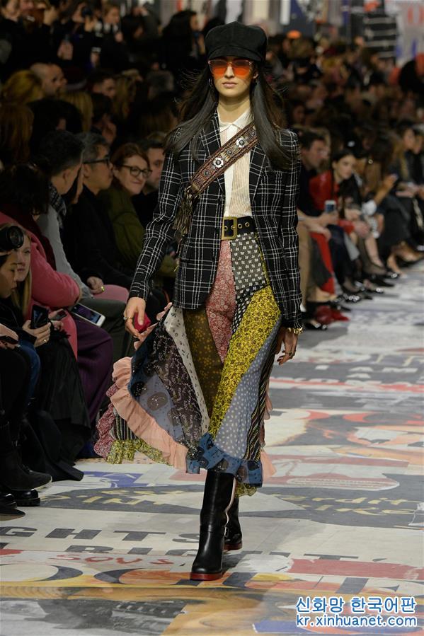 （国际）（4）巴黎时装周：迪奥发布秋冬女装成衣新品