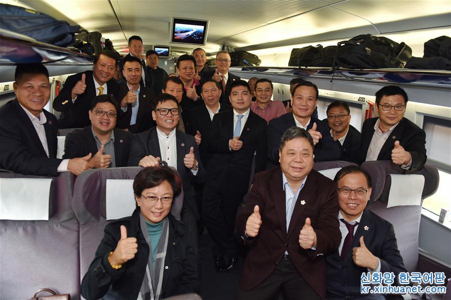 （兩會·圖文互動）（1）港區全國人大代表和政協委員首次集體乘高鐵抵京參會