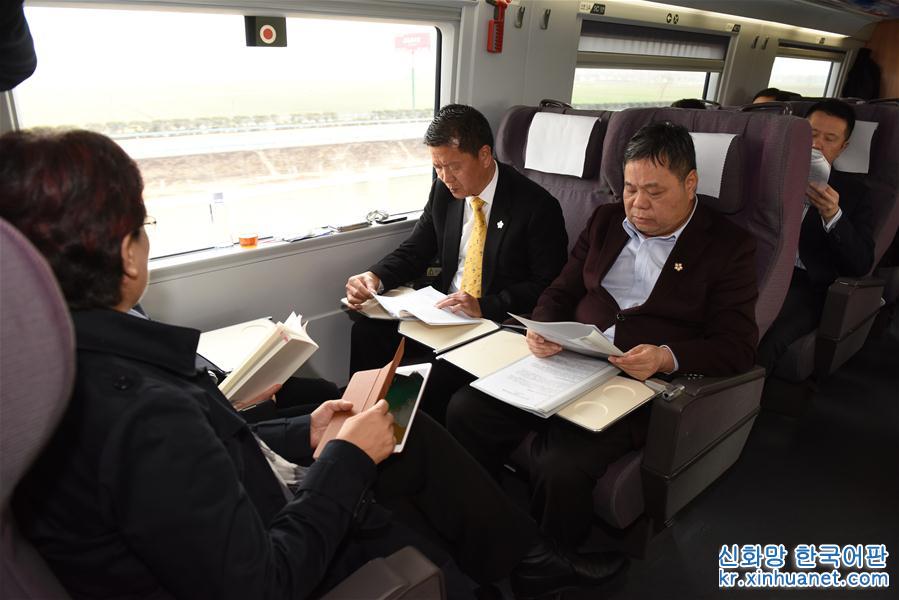 （两会·图文互动）（3）港区全国人大代表和政协委员首次集体乘高铁抵京参会