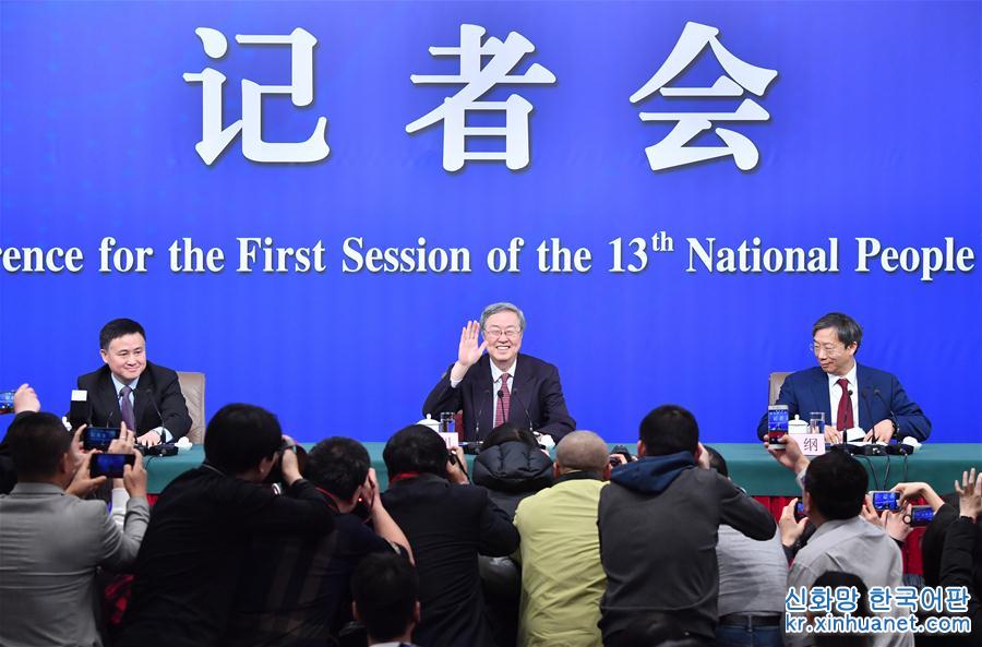 （两会·XHDW）（1）中国人民银行行长周小川等就“金融改革与发展”答记者问