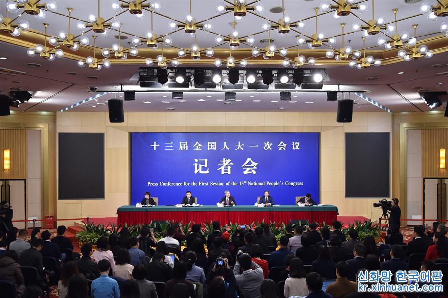 （两会·XHDW）（3）中国人民银行行长周小川等就“金融改革与发展”答记者问