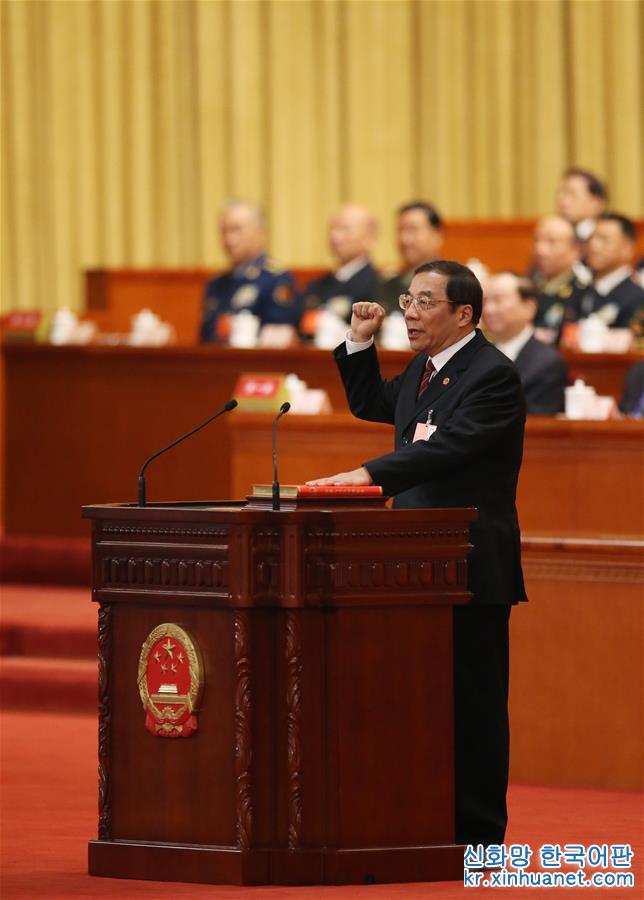 （两会）国家监察委员会主任杨晓渡进行宪法宣誓