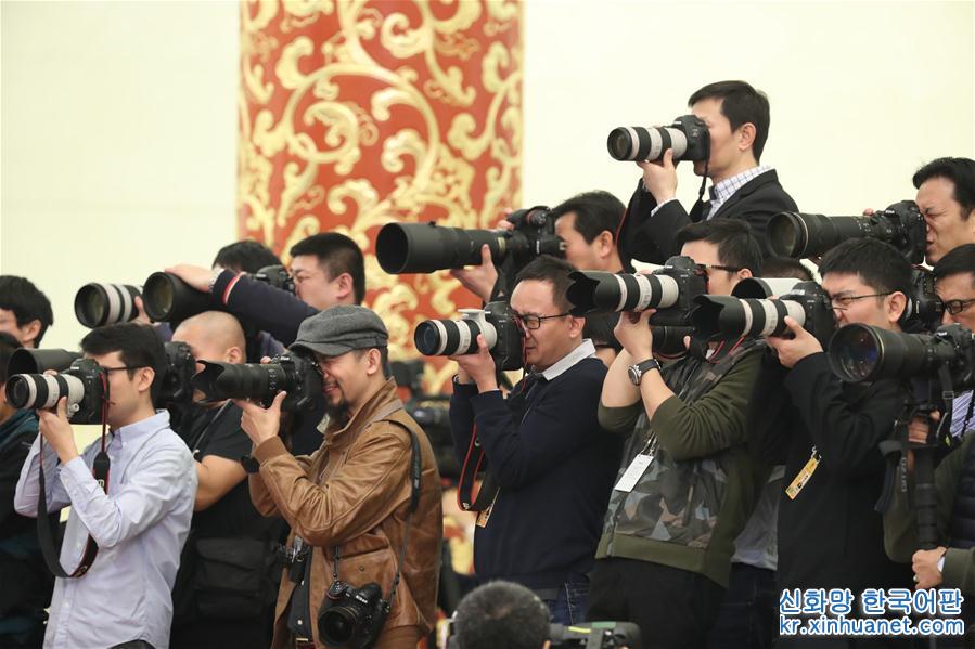 （两会）（7）国务院总理李克强等与中外记者见面