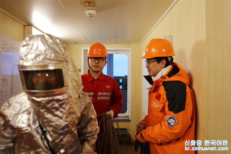 （图文互动）（1）中国南极科考队举行应急消防弃船演练 