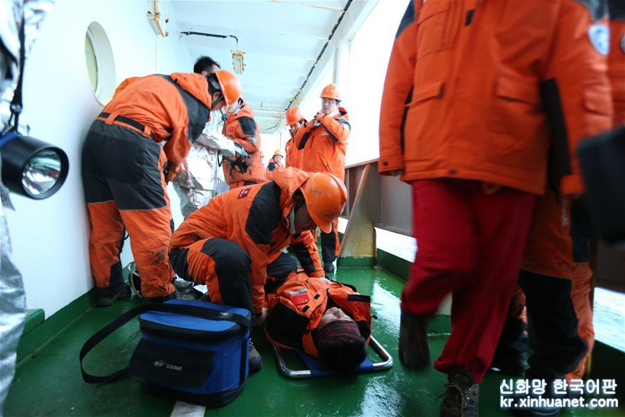 （图文互动）（2）中国南极科考队举行应急消防弃船演练 