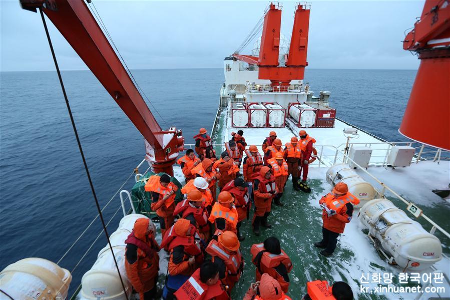 （图文互动）（5）中国南极科考队举行应急消防弃船演练 