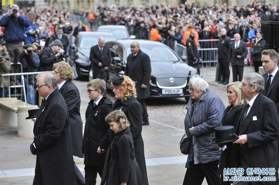（国际）（6）英国剑桥举行葬礼告别霍金