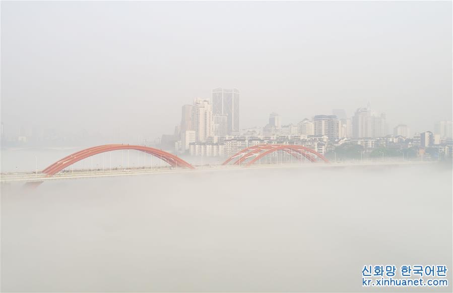 #（新华视界）（5）广西柳州现平流雾景观
