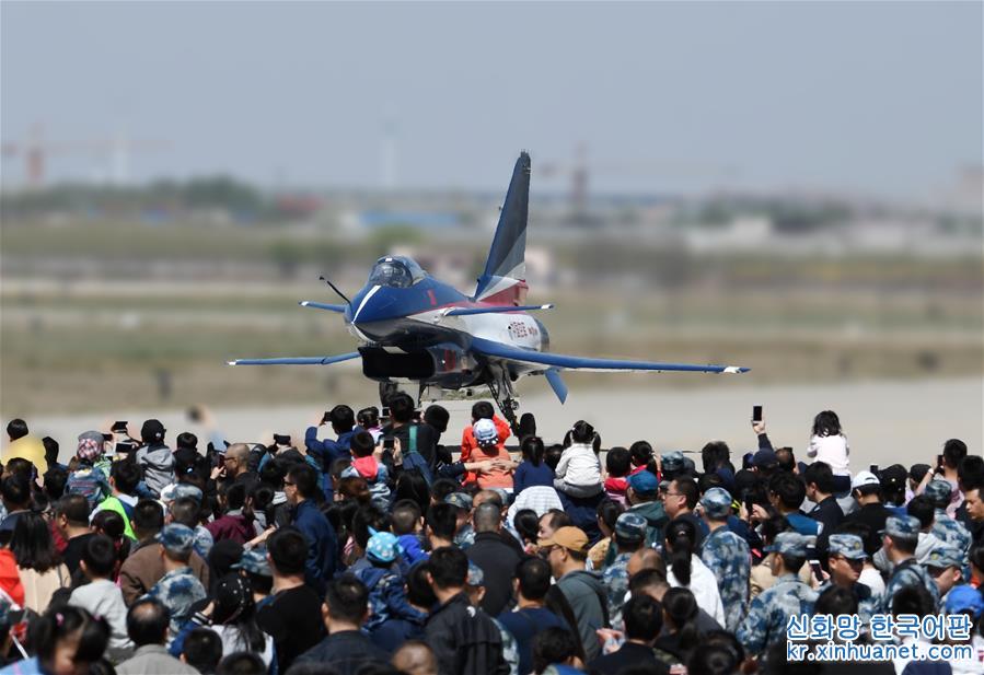 （图文互动）（2）改革开放让中国的空天更安全——全民国家安全教育日空军向民众展现歼－10特技飞行目击记