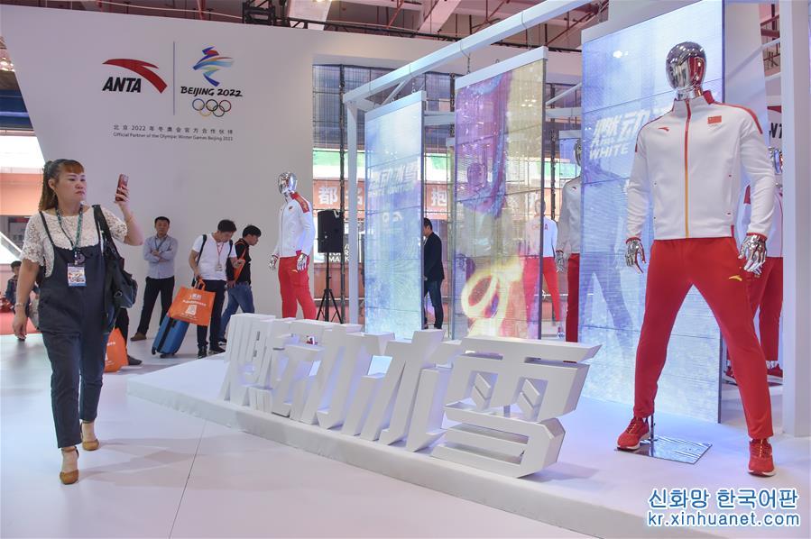 （经济）（2）福建晋江：中外客商云集鞋业体育产业博览会