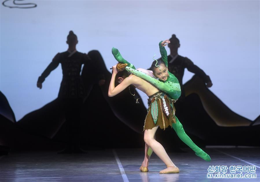 （文化）（4）“從敦煌壁畫裏跳出來”的童話芭蕾《九色鹿》在京上演
