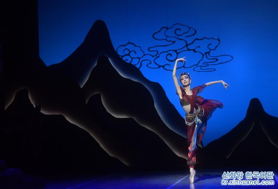 （文化）（5）“从敦煌壁画里跳出来”的童话芭蕾《九色鹿》在京上演