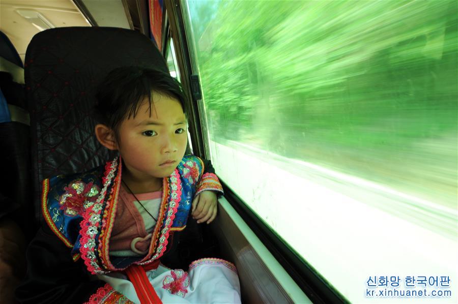 （图片故事）（7）苗族女孩吉雪：搬出深山去上学