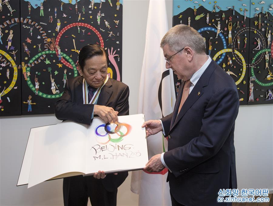 （体育）（5）中国艺术家韩美林荣获国际奥委会颁发的“顾拜旦奖章”