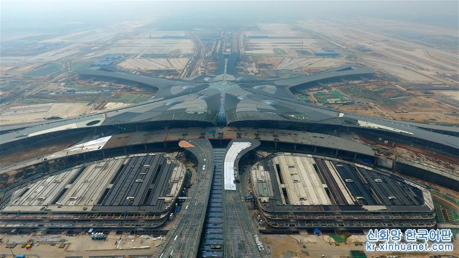（社会）（1）北京新机场航站楼前高架桥合龙