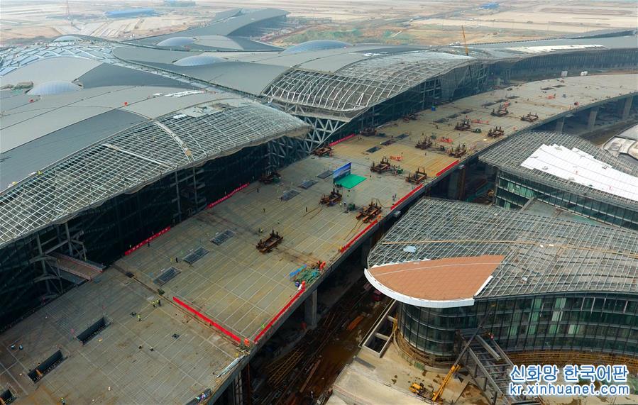 （社会）（5）北京新机场航站楼前高架桥合龙