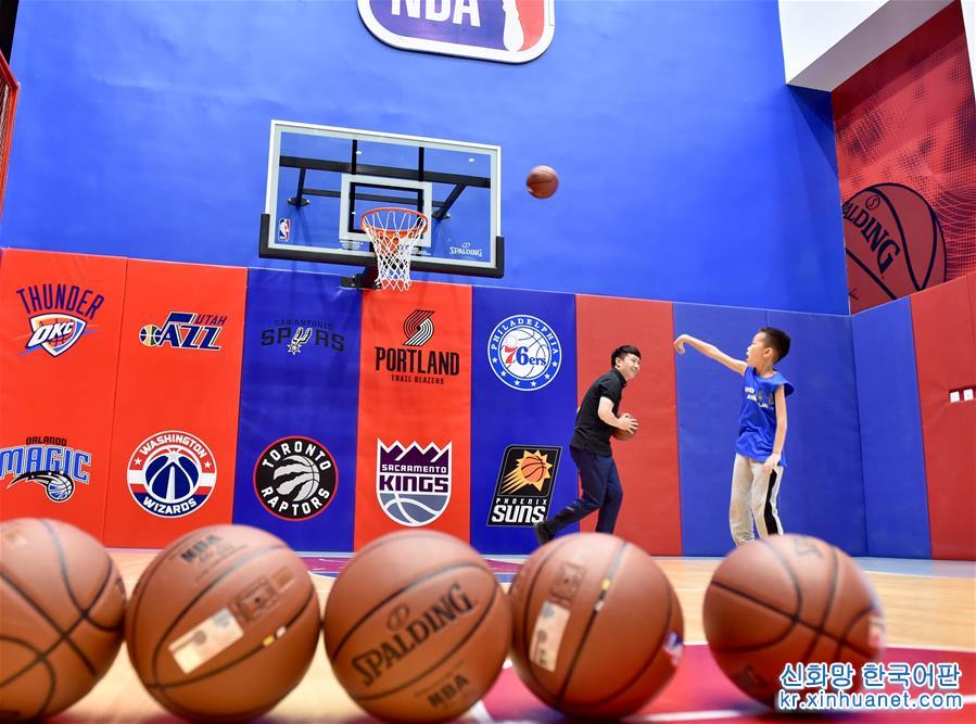 （体育）（2）篮球——全球首座NBA中心在天津开业