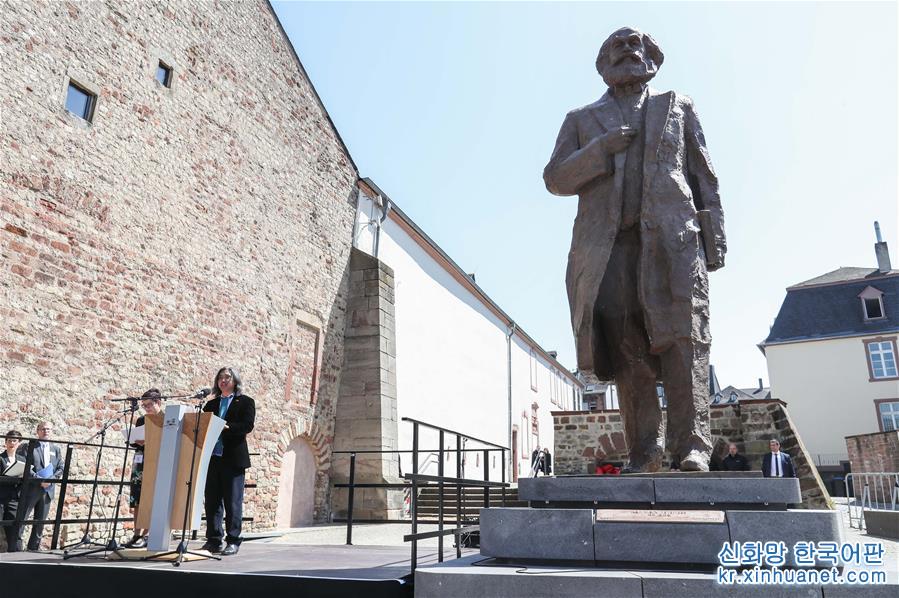 （國際）（1）中國贈送馬克思雕像在德國特裏爾揭幕