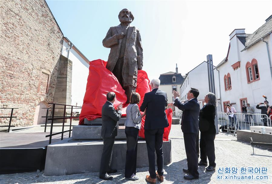 （国际）（2）中国赠送马克思雕像在德国特里尔揭幕