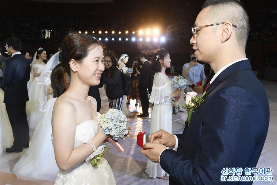 （社会）（7） 浙江大学举行校友集体婚礼