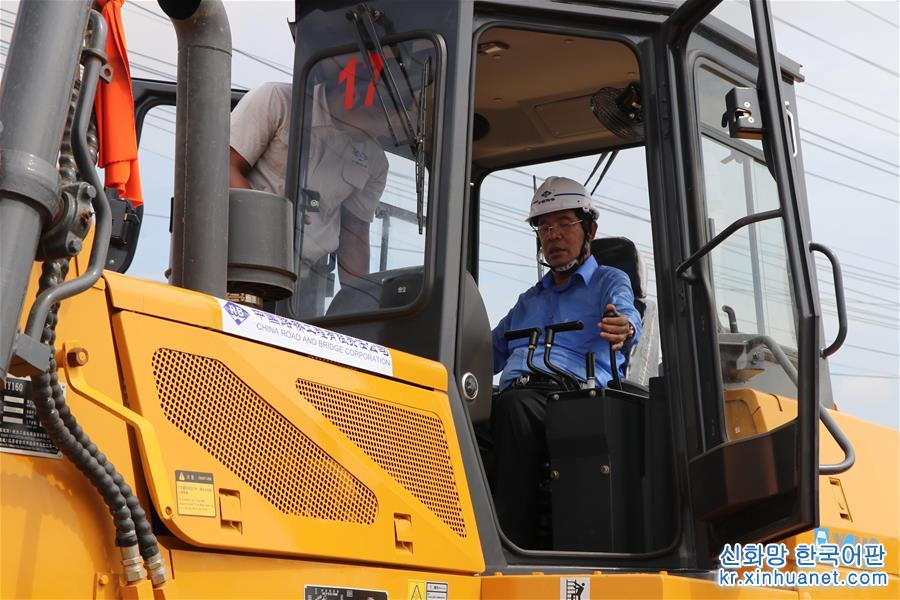 （XHDW）（1）中国援柬3号公路改扩建项目正式开工