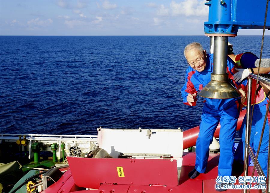 （图文互动）（1）“深海勇士”号迄今年龄最大乘客：82岁汪品先院士在南海下潜获重要发现