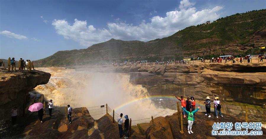 （美丽中国）（2）壶口瀑布现“大河流金”景观