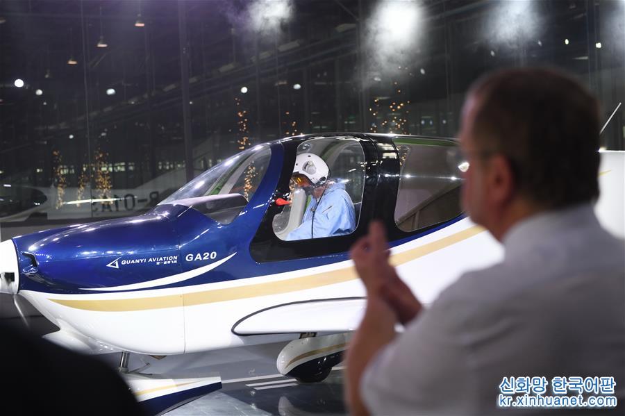 （经济）（1）中国民企自主研制通用飞机GA20首次下线滑跑