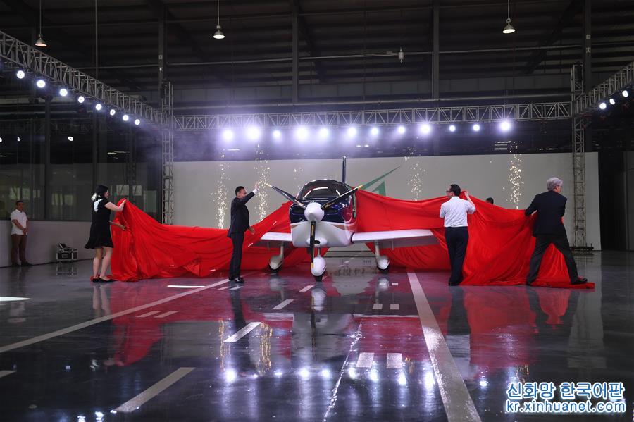 （经济）（6）中国民企自主研制通用飞机GA20首次下线滑跑