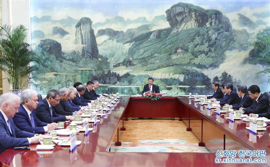 （时政）习近平集体会见上海合作组织成员国安全会议秘书会议外方代表团团长