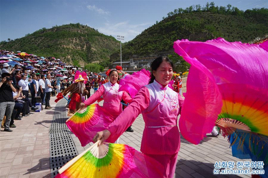 （文化）（2）陕西安塞：“千人腰鼓文化村”开门迎客