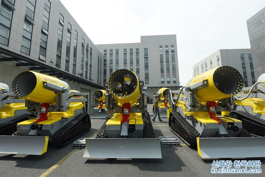 #（社会）（2）浙江杭州：新型消防机器人交付使用