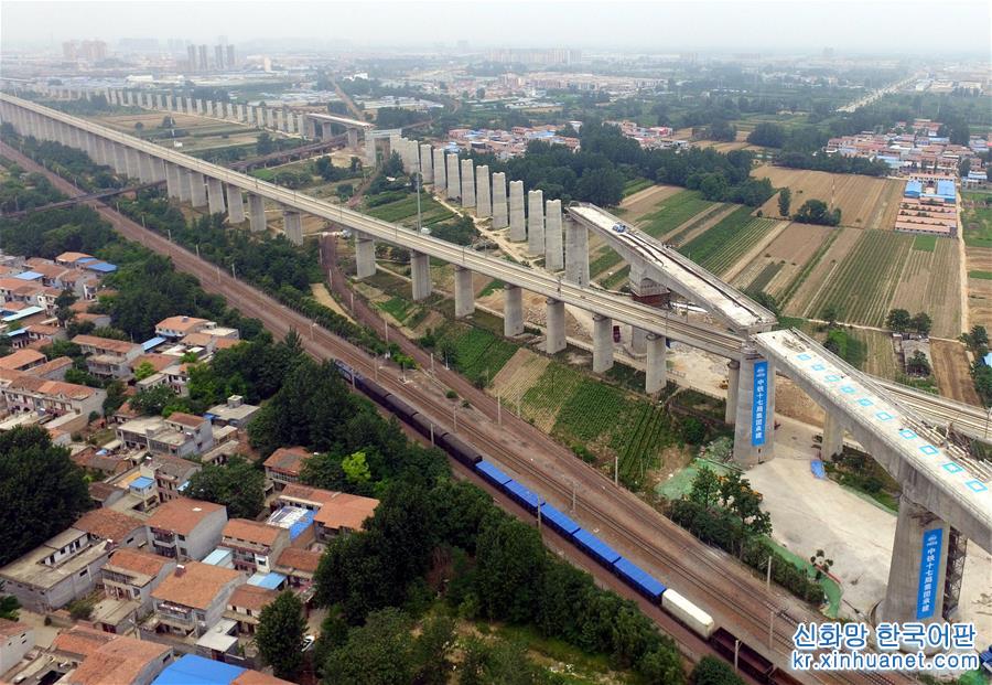 （经济）（1）商合杭高铁上跨既有陇海铁路连续梁转体成功