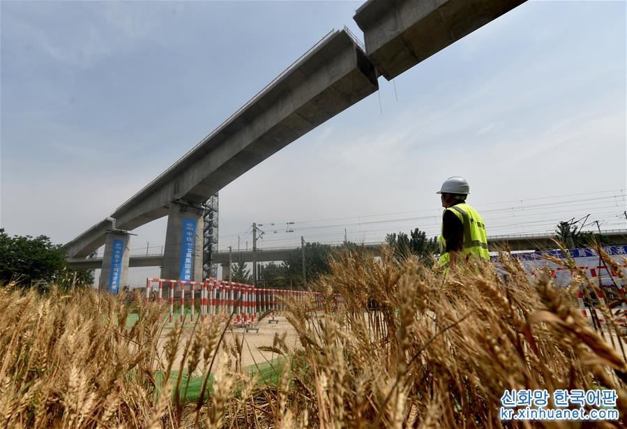 （经济）（2）商合杭高铁上跨既有陇海铁路连续梁转体成功
