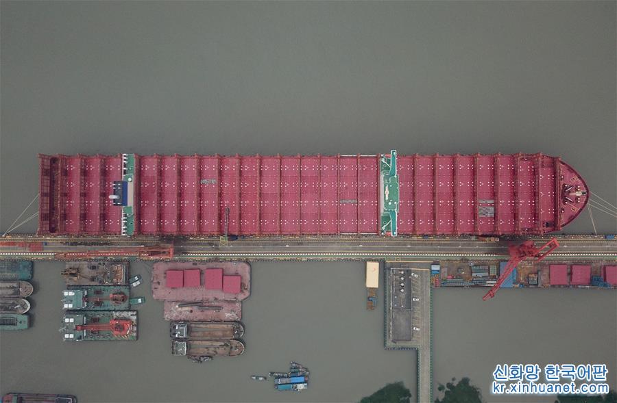 （经济）（2）中国造超大型集装箱船“中远海运室女座”号命名交付