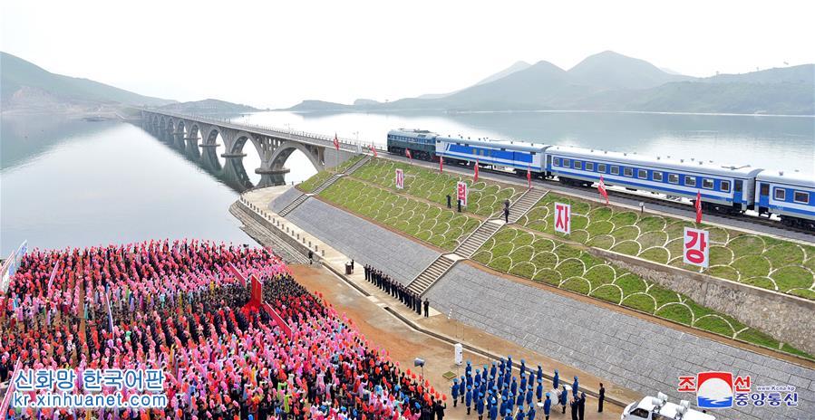 （国际）（1）朝鲜东部新跨海铁路大桥举行通车仪式