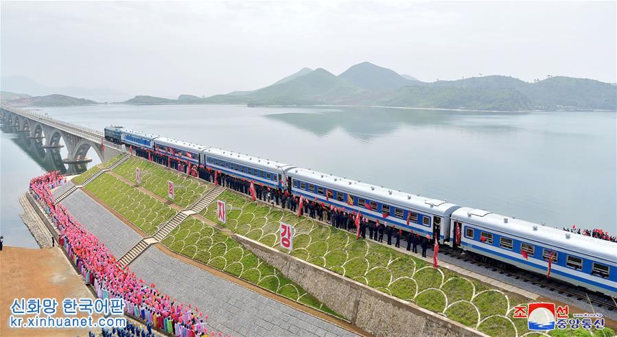 （国际）（3）朝鲜东部新跨海铁路大桥举行通车仪式
