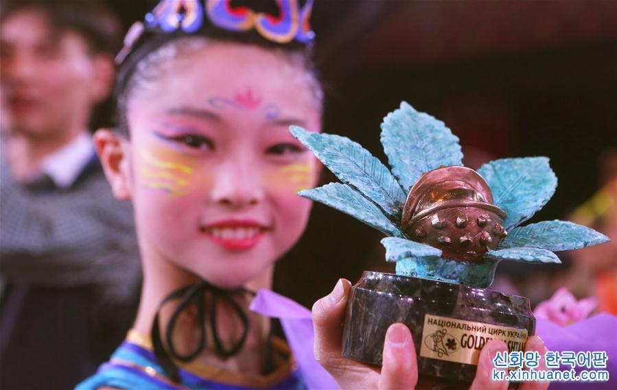 （國際）（1）中國雜技節目榮獲烏克蘭雜技藝術節“金栗子”大獎