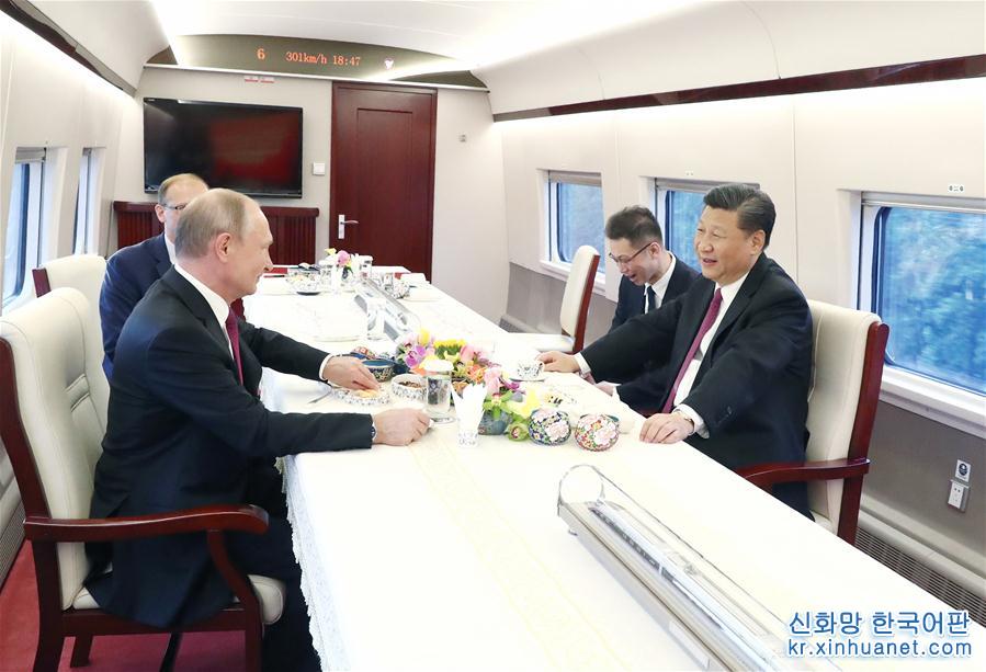 （XHDW）习近平同俄罗斯总统普京同乘中国高铁赴天津