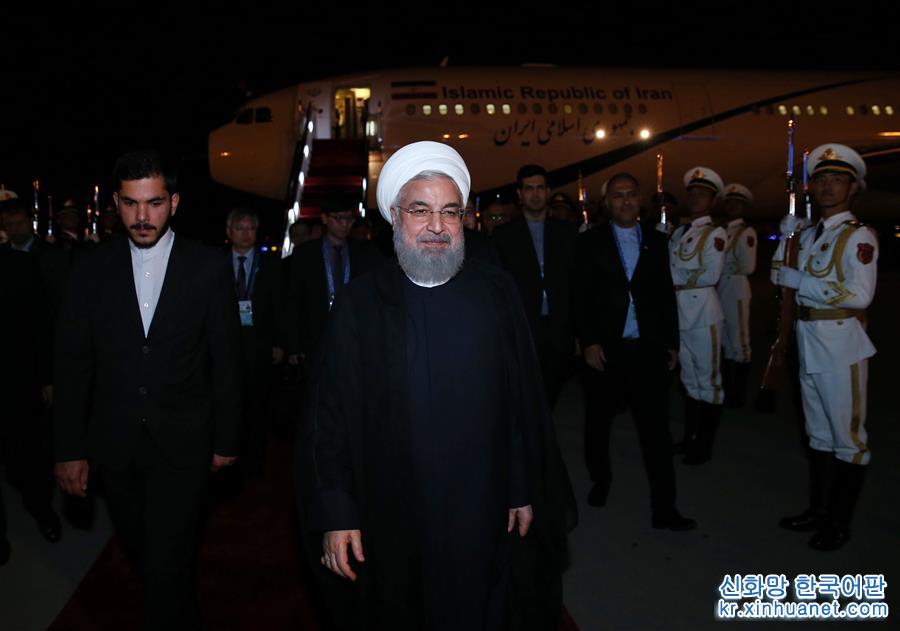 （上合青岛峰会·XHDW）（3）伊朗总统鲁哈尼抵达青岛
